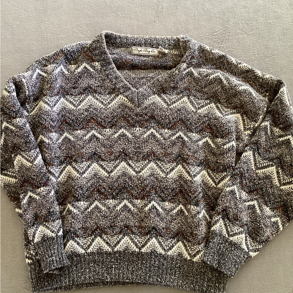 VTG-Bugle  Boy v neck sweater -SZ L
Pit to pit 23”
Length 23”
Sleeve 20”